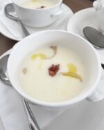 1.31〜
  
  先日ご予約いただいたコース料理
  台湾からのお客様でした
  
  濃厚ゆり根のスープ
  ゆり根をどうお伝えしたらいいか、、
  ゆり根の画像を見てもらいながらの説明😅
  台湾でもゆり根が食べられるているかはわからなかったけど、
  皆様美味しい！と召し上がって下さいました
  
  かみふらのポークやふらの和牛を使ったお料理
  
  他お魚料理やデザートもご用意いたしました
  (写真撮り忘れてますが、、、)
  
  ご来店ありがとうございました🍽
  
  冬の北海道観光を楽しみに
  世界各国からお客様が来日されてますね
  
  当館も台湾、韓国、フランス、米国、ニュージーランド、カナダなど、さまざまな国のお客様が来館くださいます
  
  日本画を楽しんだり、北海道素材のお料理を楽しんだり、他とは違った北海道の旅の思い出になっているのではないでしょうか
  
  2月も皆様のお越しをお待ちしております
  
  ・
  ・
  ・
  
  #後藤純男美術館 
  #ふらのグリル 
  
  #北海道観光 
  #北海道食材
  
  #富良野観光
  #富良野
  #上富良野
  #美瑛